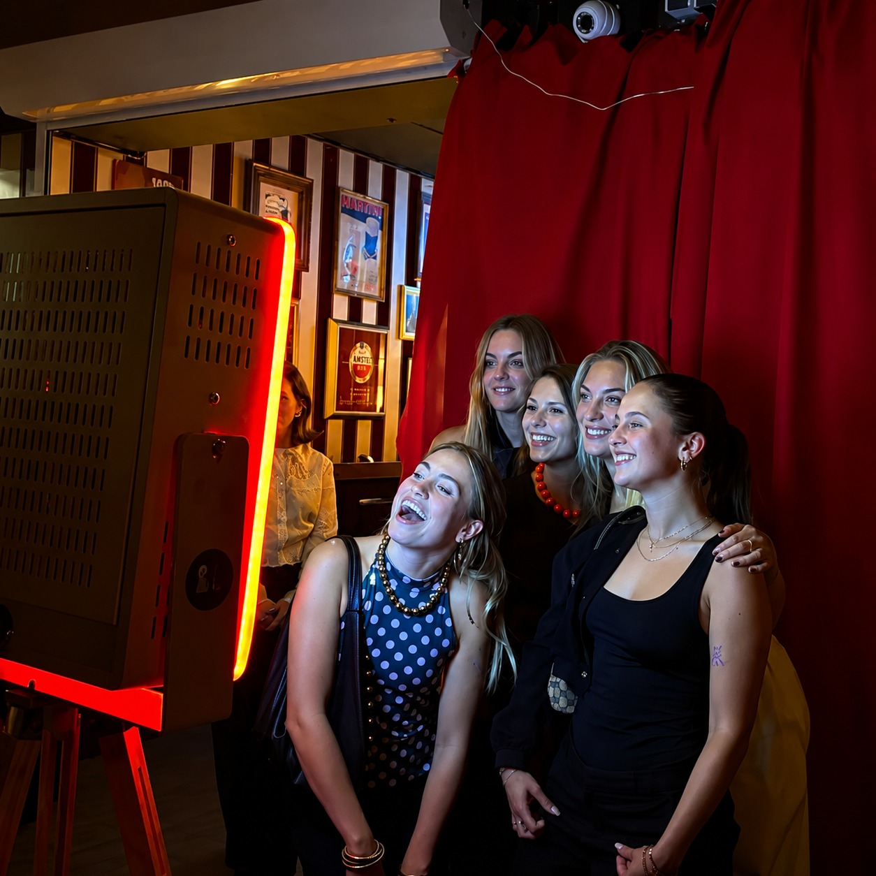 Vriendinnen lachen voor de photobooth